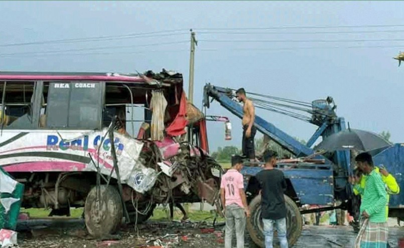 দুই বাসের মুখোমুখি সংঘর্ষে নিহত ৩, আহত ৩০